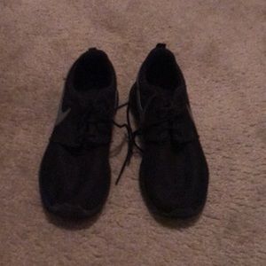 Black Nike Roche